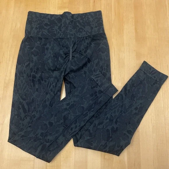 Gymshark 23" Floral Texture Design Butt Scrunch Leggings Black XS - Picture 2 of 7